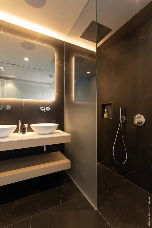 Salle de bain moderne avec douche italienne