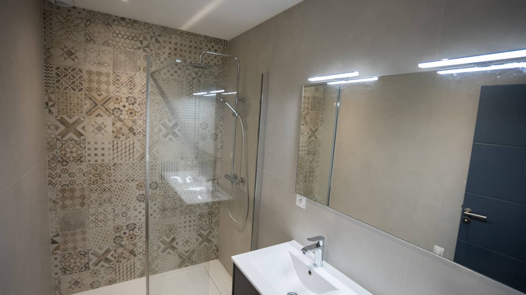 Salle de bain avec mosaïque