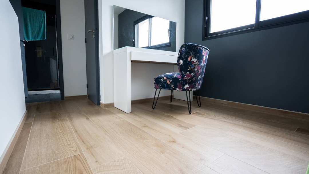 Salon moderne avec carrelage imitation parquet