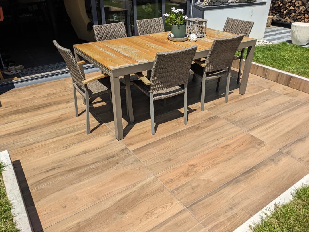 Terrasse extérieure avec carrelage antidérapant